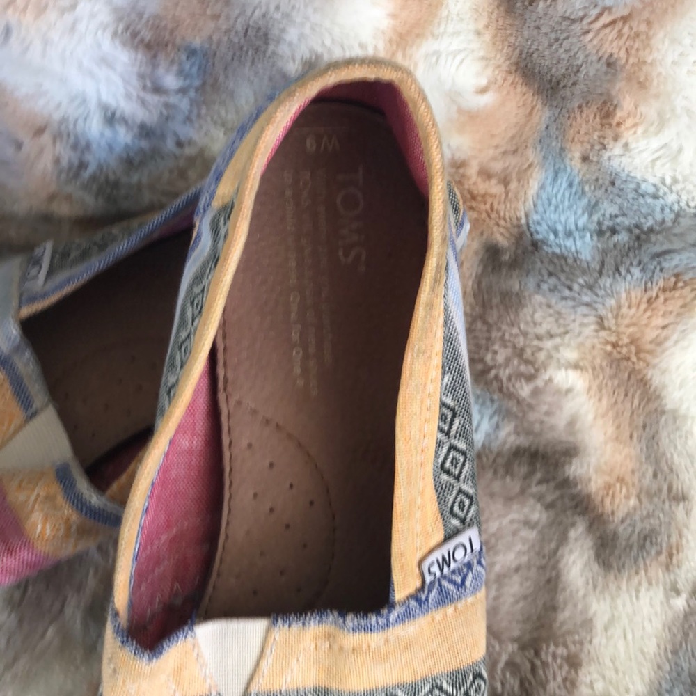 Toms - Picture 3 of 3